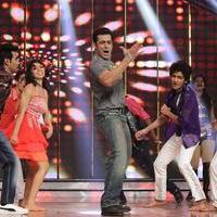 Salman Khan - Salman Khan promotes Jai Ho on Dance India Dance Photos | Picture 696651