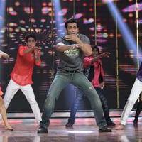 Salman Khan - Salman Khan promotes Jai Ho on Dance India Dance Photos | Picture 696652