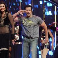 Salman Khan - Salman Khan promotes Jai Ho on Dance India Dance Photos