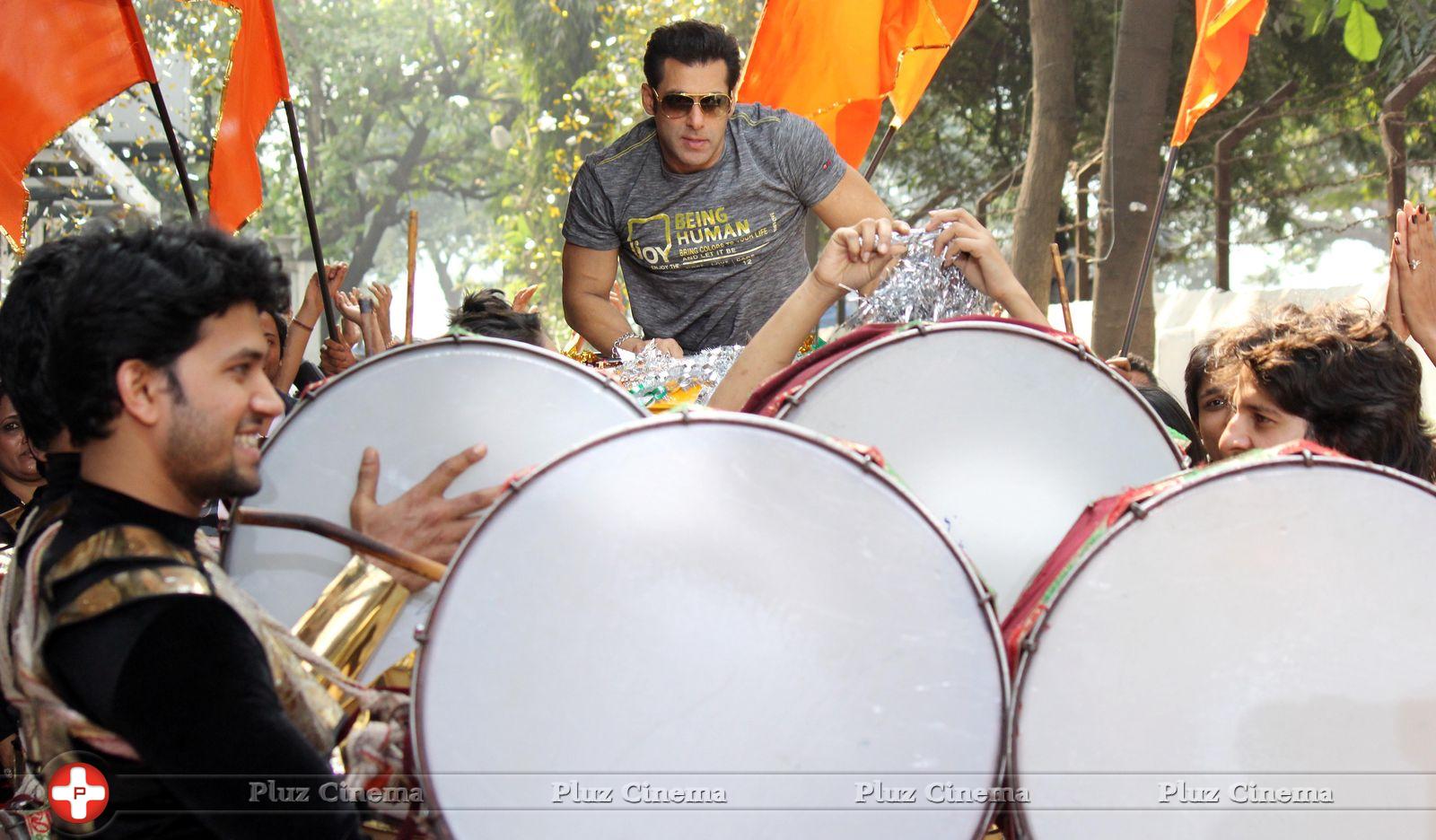 Salman Khan - Salman Khan promotes Jai Ho on Dance India Dance Photos | Picture 696635