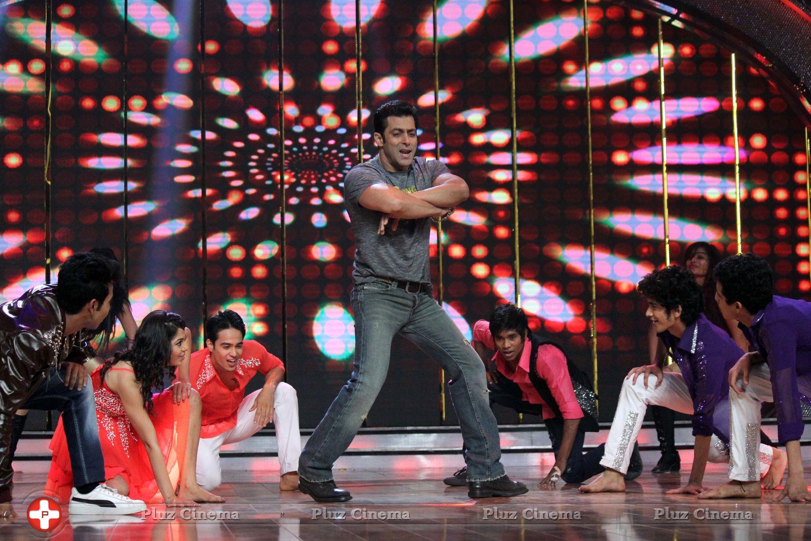Salman Khan - Salman Khan promotes Jai Ho on Dance India Dance Photos | Picture 696654