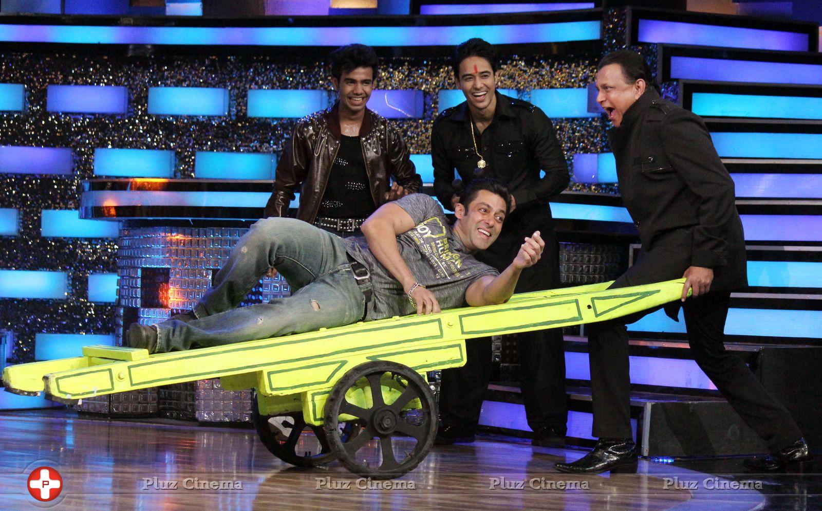 Salman Khan - Salman Khan promotes Jai Ho on Dance India Dance Photos | Picture 696663