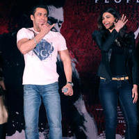 Salman Khan & Daisy Shah promote their movie Jai ho Photos | Picture 698145