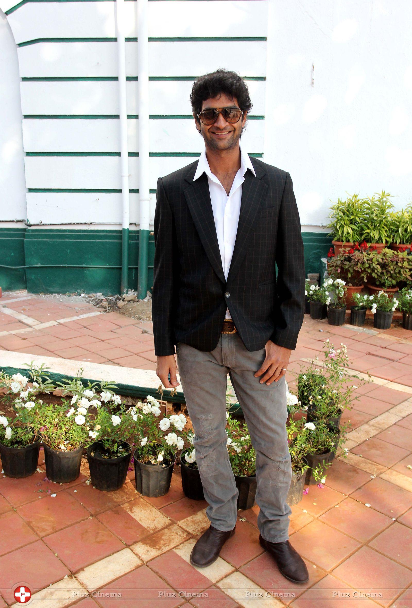 Purab Kohli - Bollywood Celebrities at Midday Trophy Photos | Picture 699128