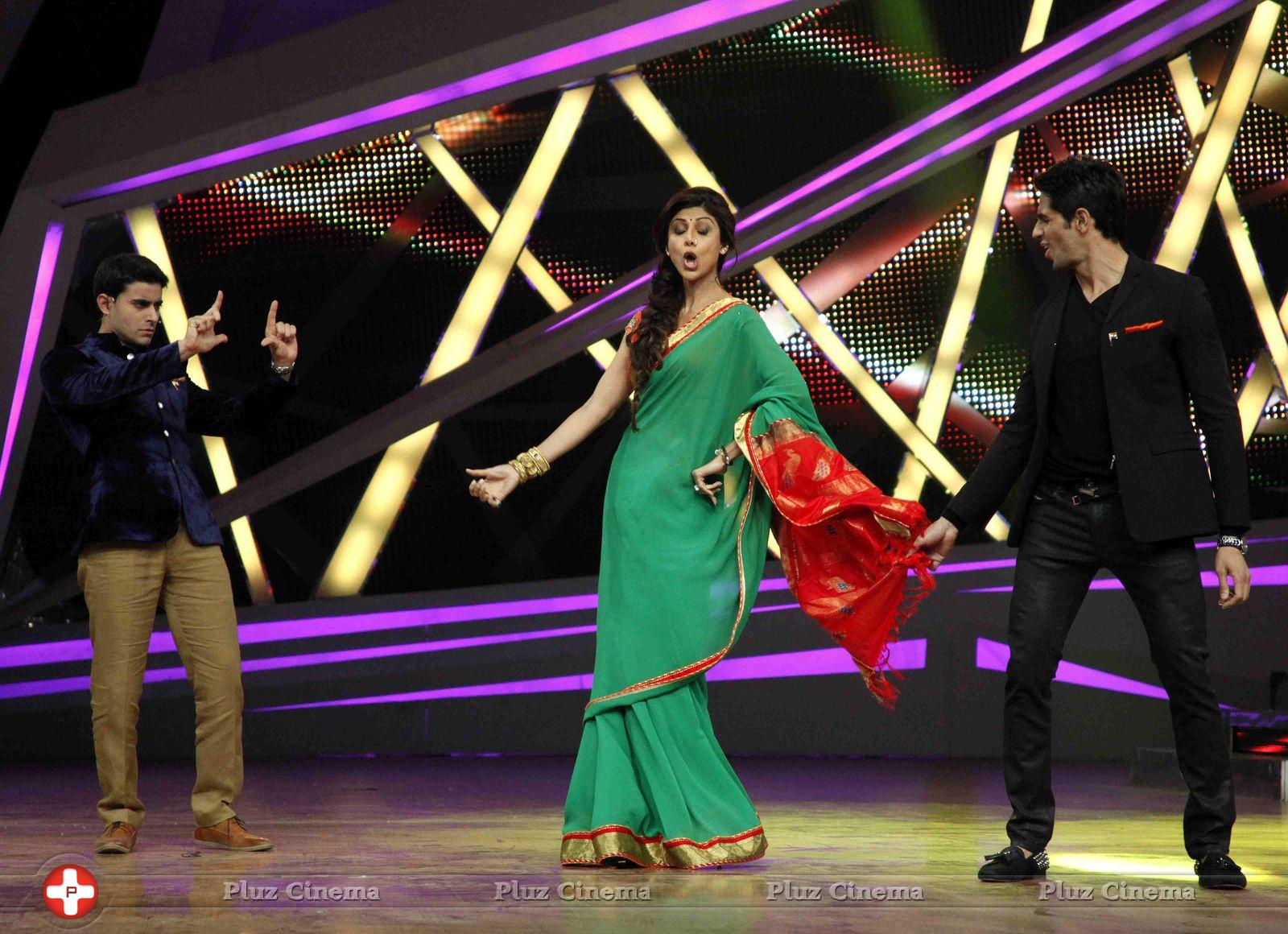 Promotion of film Hasi Toh Phasi on the set of Nach Baliye 6 Photos | Picture 701024