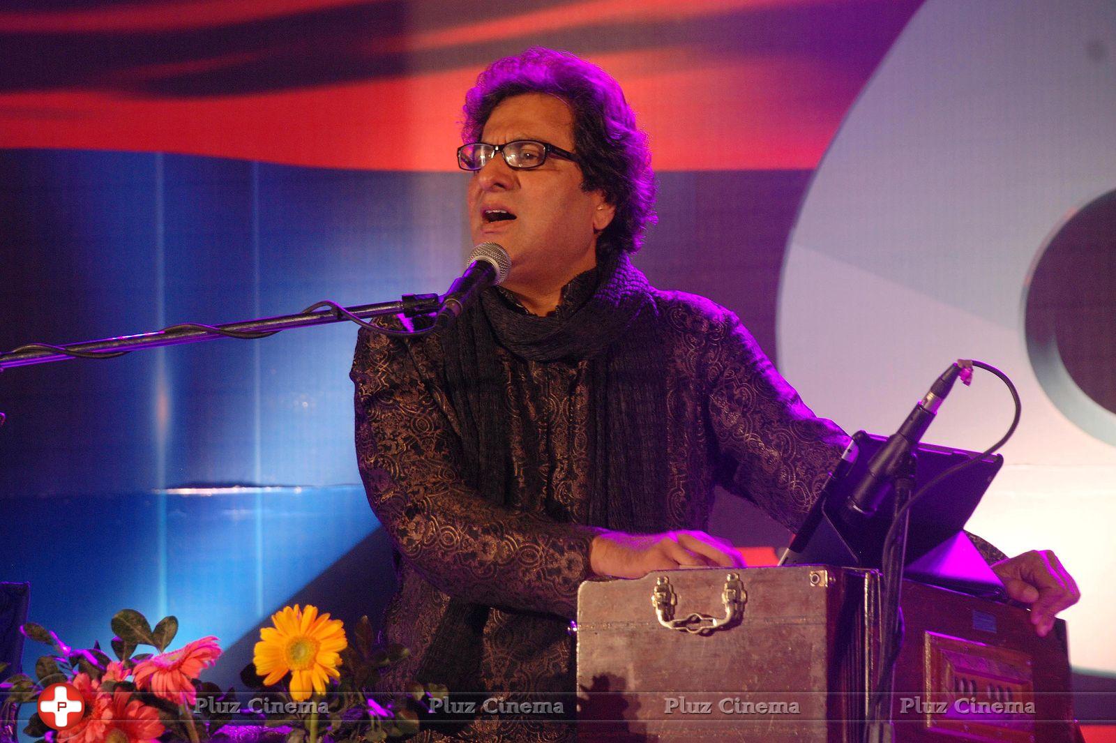 Talat Aziz - Ghazal singer Talat Aziz performs at a concert Photos | Picture 700702