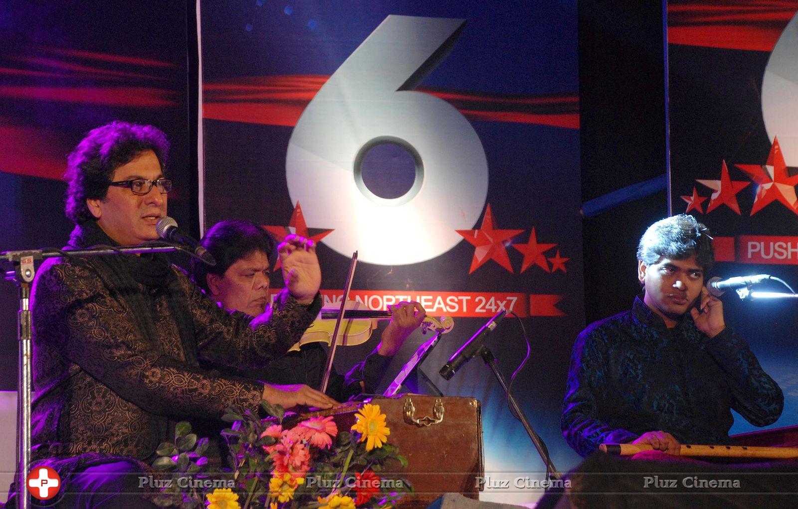 Talat Aziz - Ghazal singer Talat Aziz performs at a concert Photos | Picture 700703