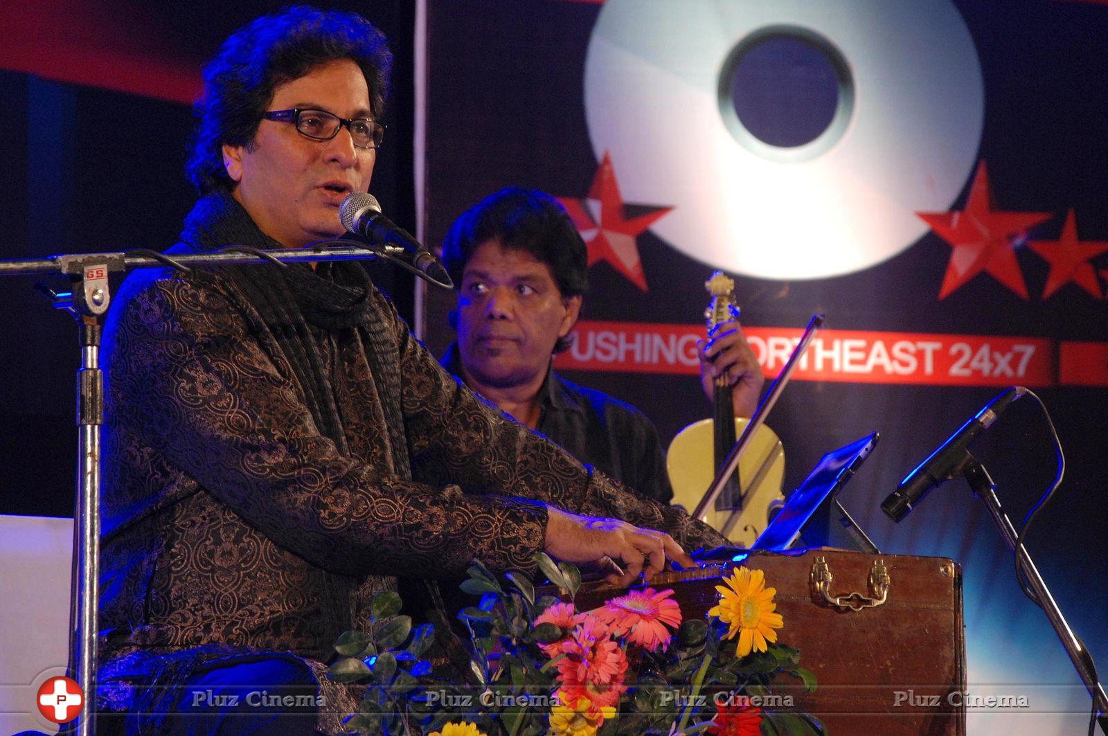 Talat Aziz - Ghazal singer Talat Aziz performs at a concert Photos | Picture 700704