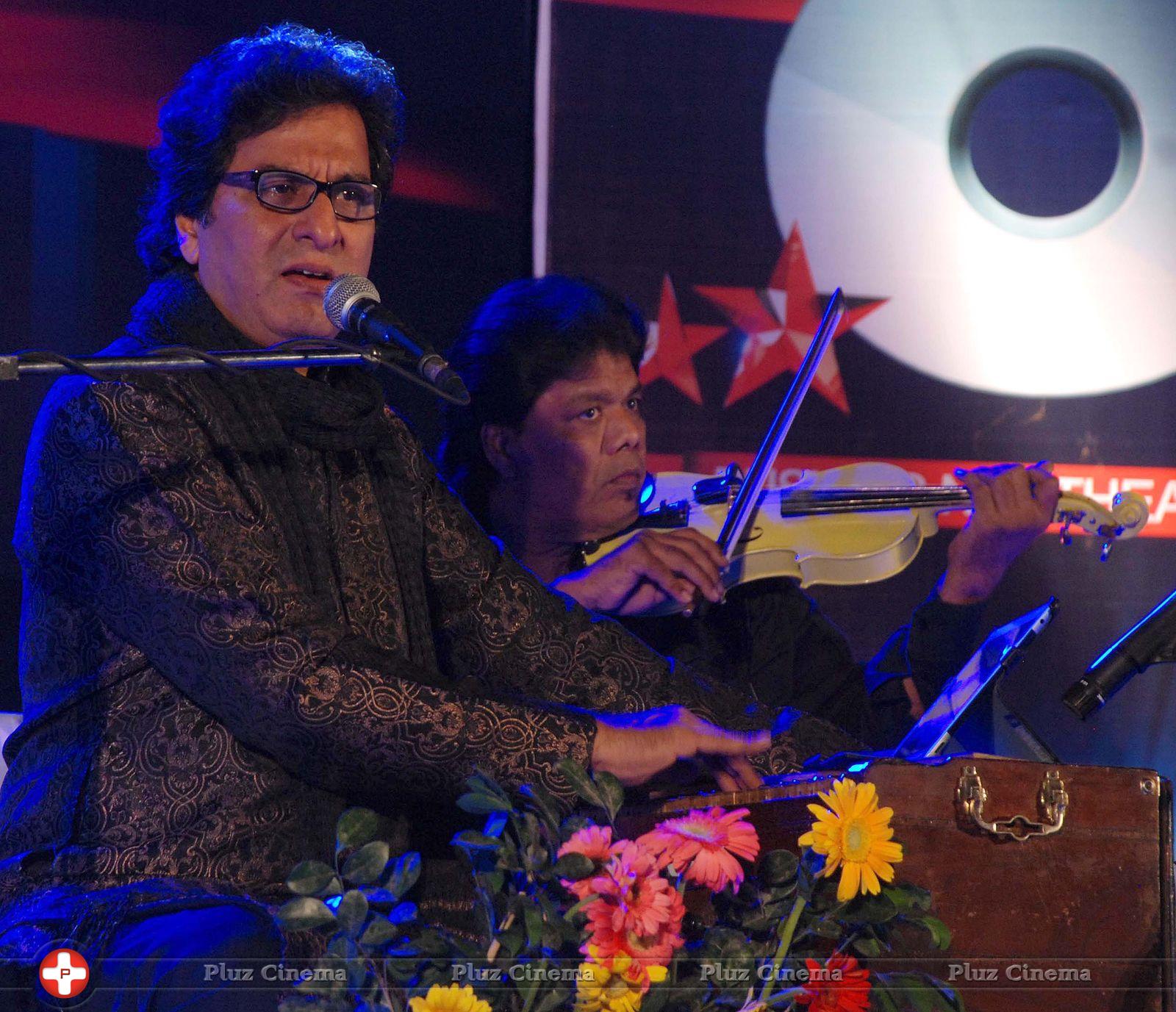 Talat Aziz - Ghazal singer Talat Aziz performs at a concert Photos | Picture 700706