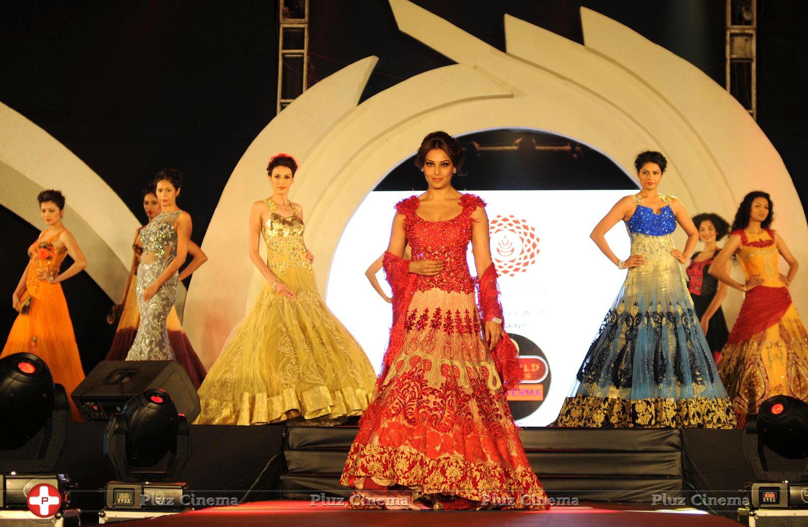 Bipasha Basu - Bipasha Basu at Rohit Verma fashion show Warps & Wefts Photos | Picture 701382