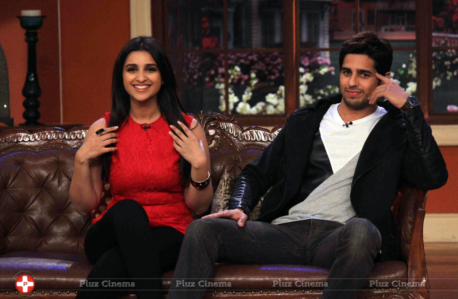 Parineeti & Sidharth Promotes Hasee Toh Phasee on sets of Comedy Nights with Kapil Photos | Picture 702318