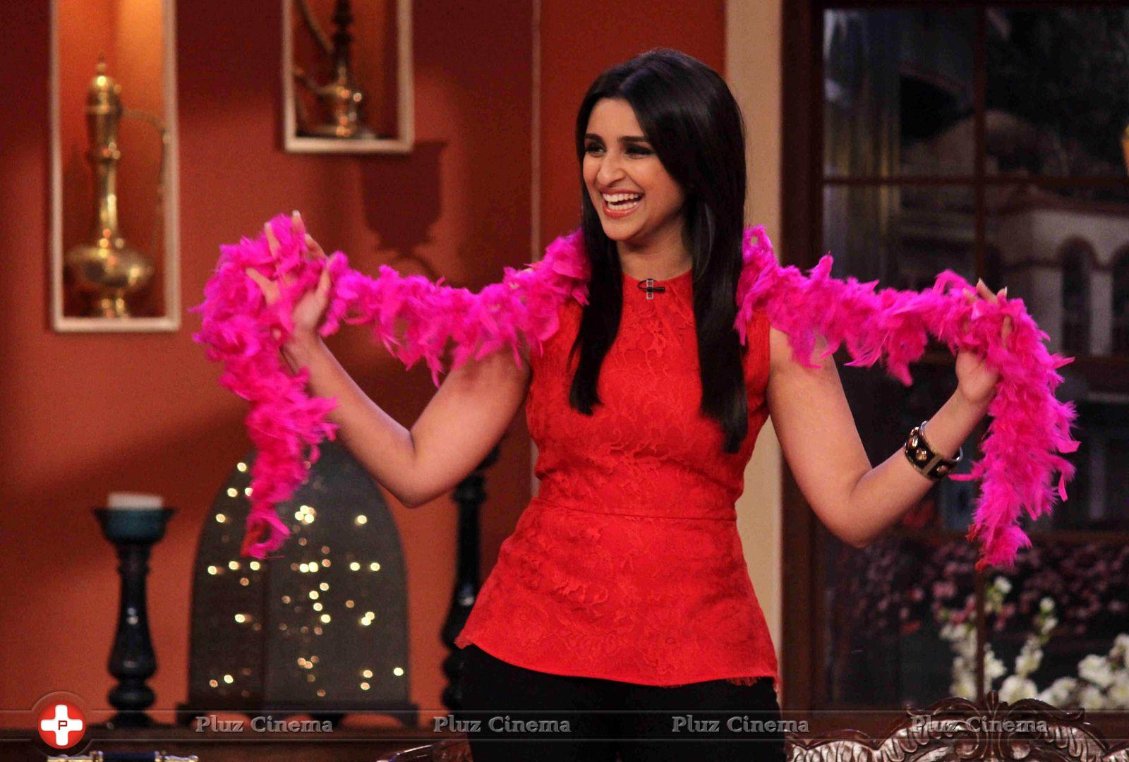 Parineeti Chopra - Parineeti & Sidharth Promotes Hasee Toh Phasee on sets of Comedy Nights with Kapil Photos | Picture 702340
