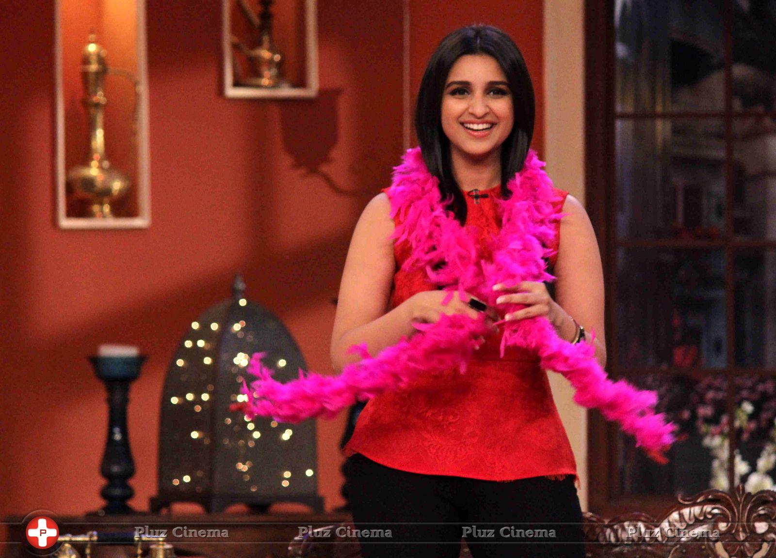 Parineeti Chopra - Parineeti & Sidharth Promotes Hasee Toh Phasee on sets of Comedy Nights with Kapil Photos | Picture 702341
