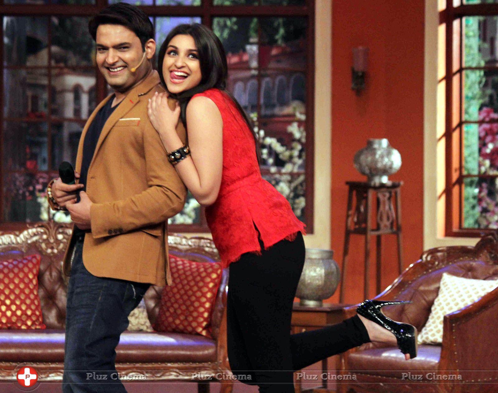 Parineeti & Sidharth Promotes Hasee Toh Phasee on sets of Comedy Nights with Kapil Photos | Picture 702360
