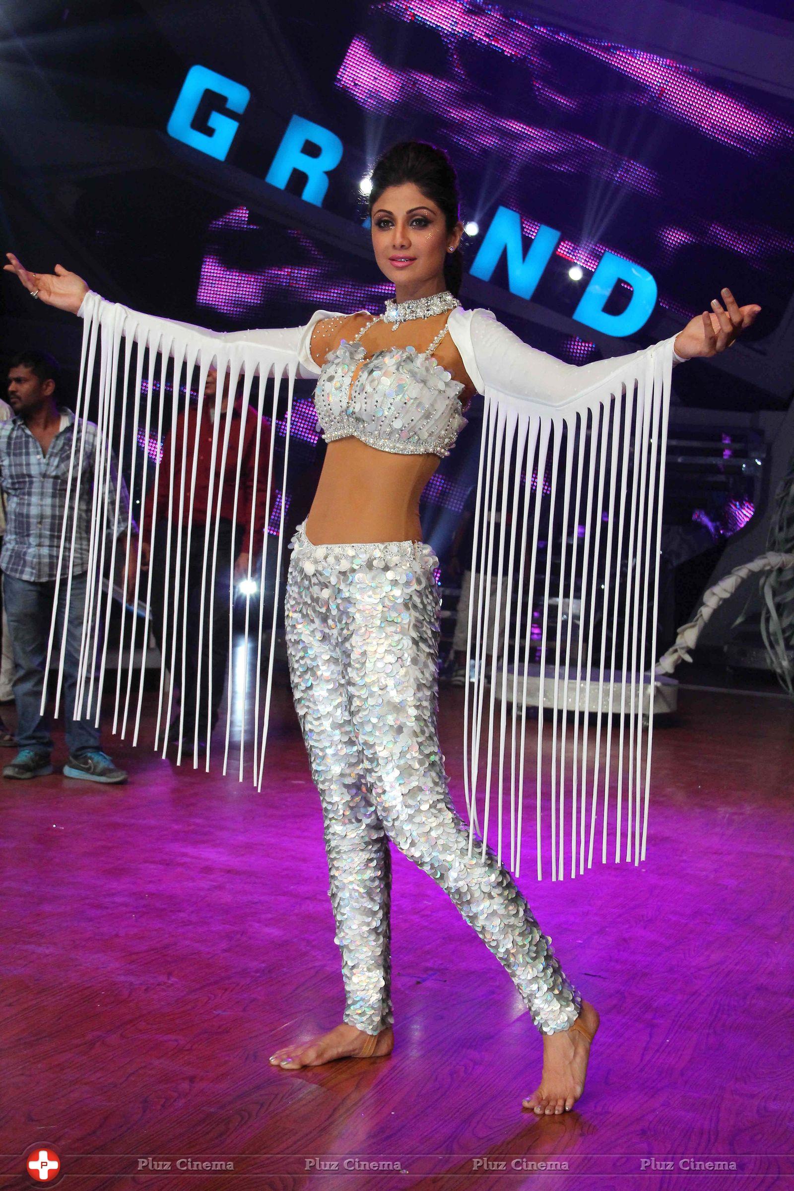 Shilpa Shetty - Shilpa Shetty performs aerial act at Nach Baliye 6 finale Photos | Picture 705674