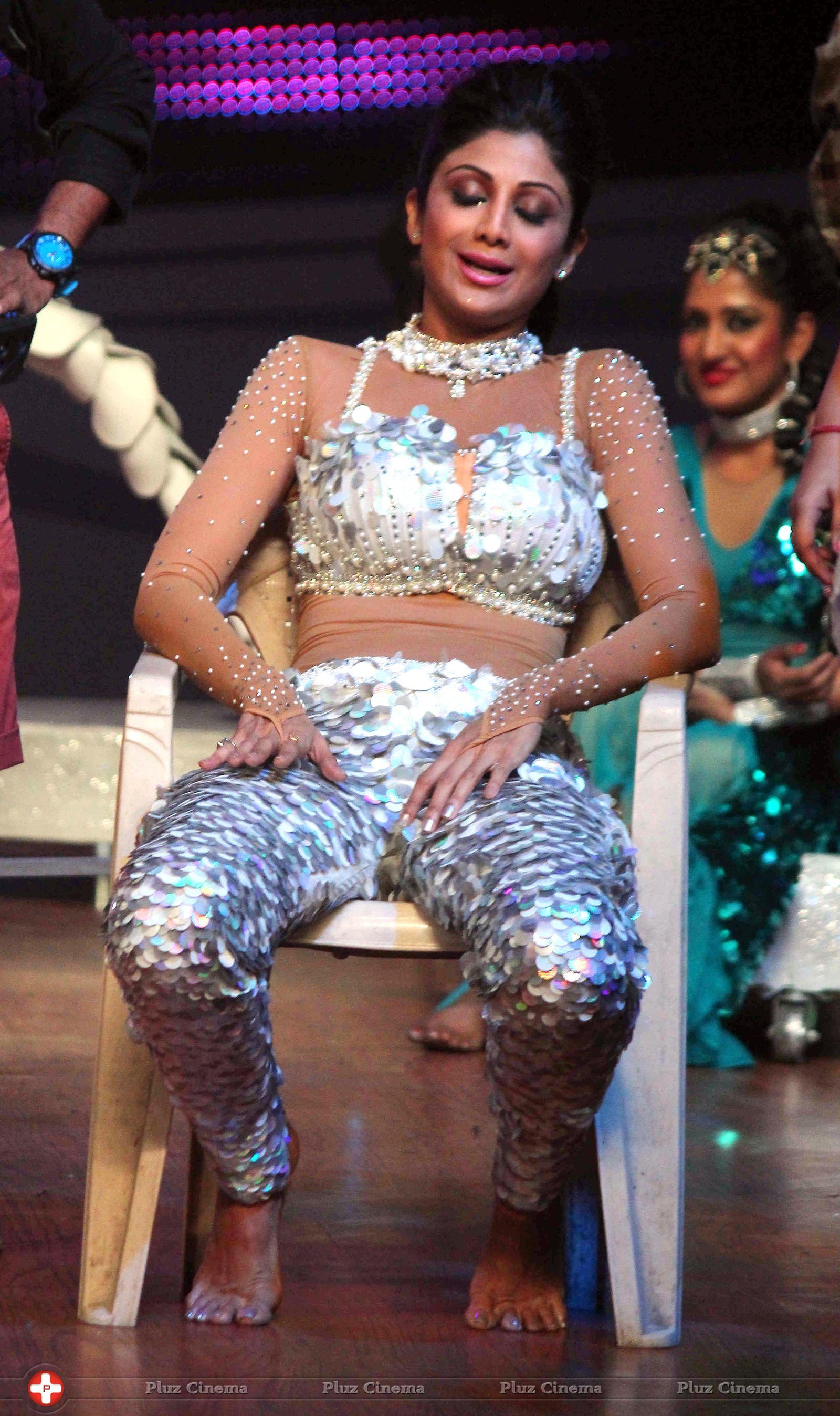 Shilpa Shetty - Shilpa Shetty performs aerial act at Nach Baliye 6 finale Photos | Picture 705858