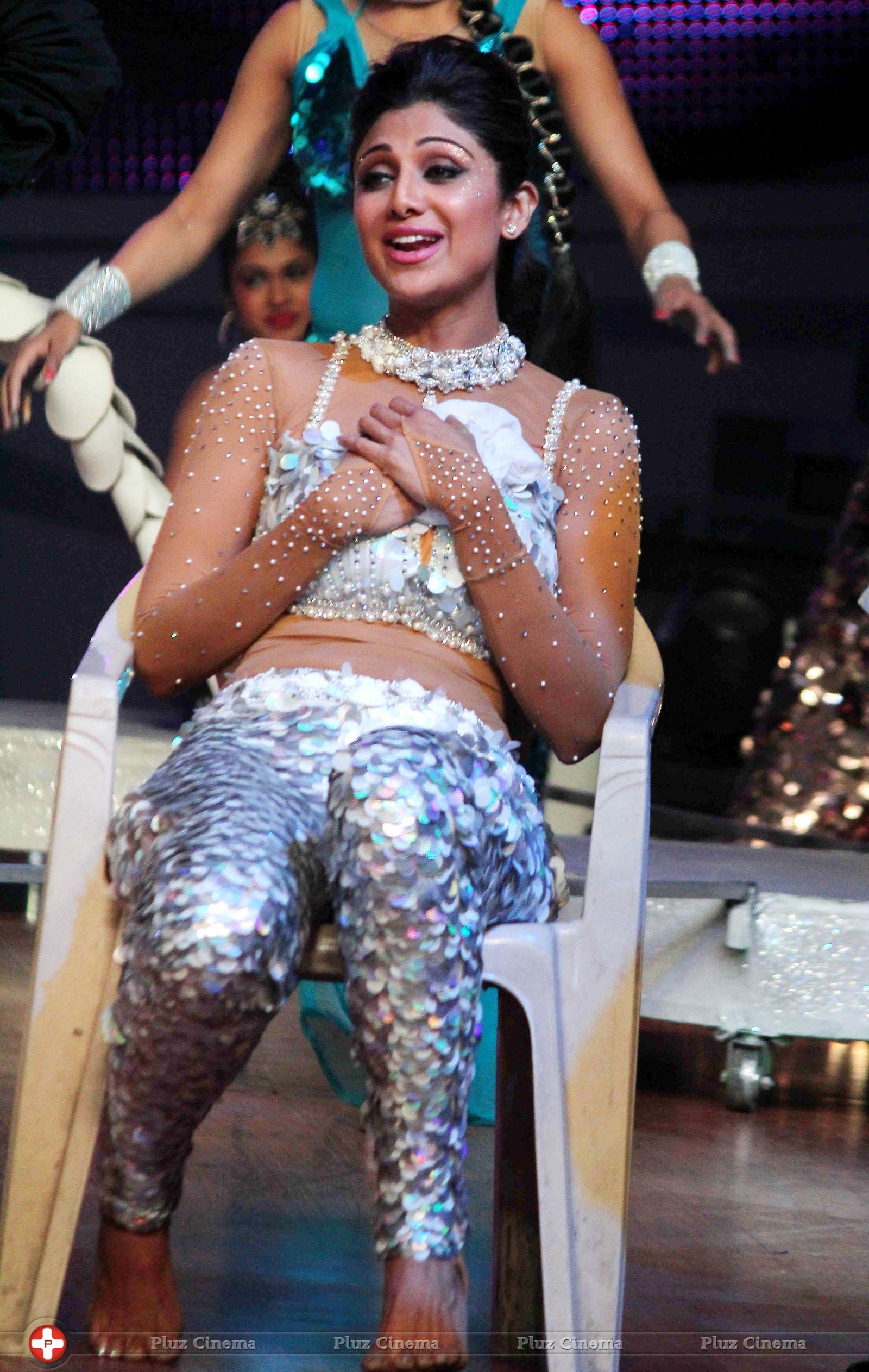 Shilpa Shetty - Shilpa Shetty performs aerial act at Nach Baliye 6 finale Photos | Picture 705861