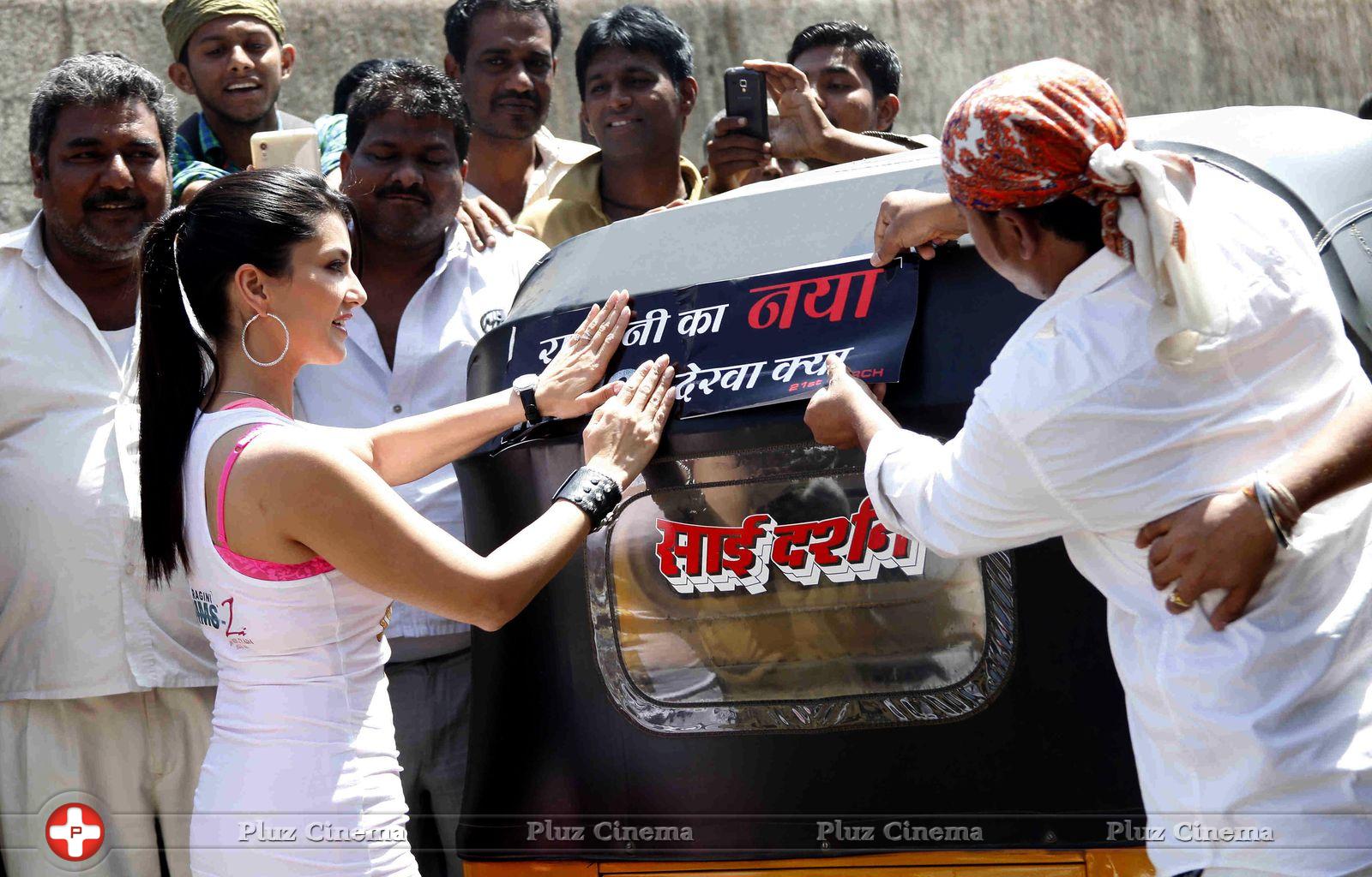 Sunny Leone - Sunny Leone promotes Ragini MMS 2 through autorickshaws Stills | Picture 721988