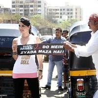 Sunny Leone - Sunny Leone promotes Ragini MMS 2 through autorickshaws Stills | Picture 721979