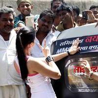 Sunny Leone - Sunny Leone promotes Ragini MMS 2 through autorickshaws Stills | Picture 721989