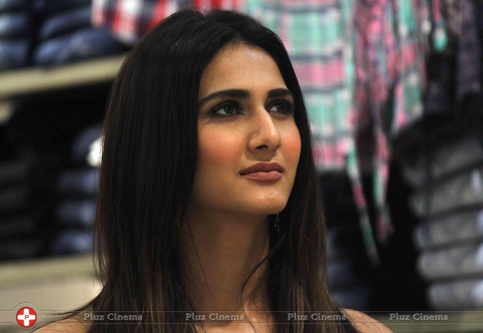 Vaani Kapoor unveils Max Summer 2014 collection Photos | Picture 723287