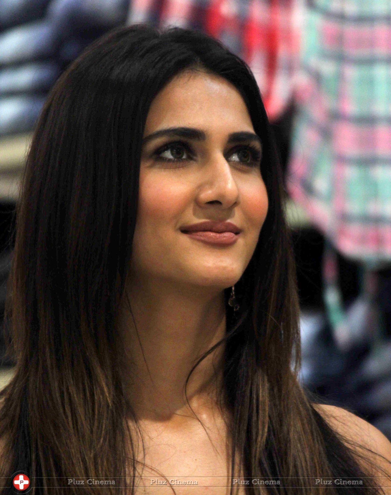 Vaani Kapoor unveils Max Summer 2014 collection Photos | Picture 723288
