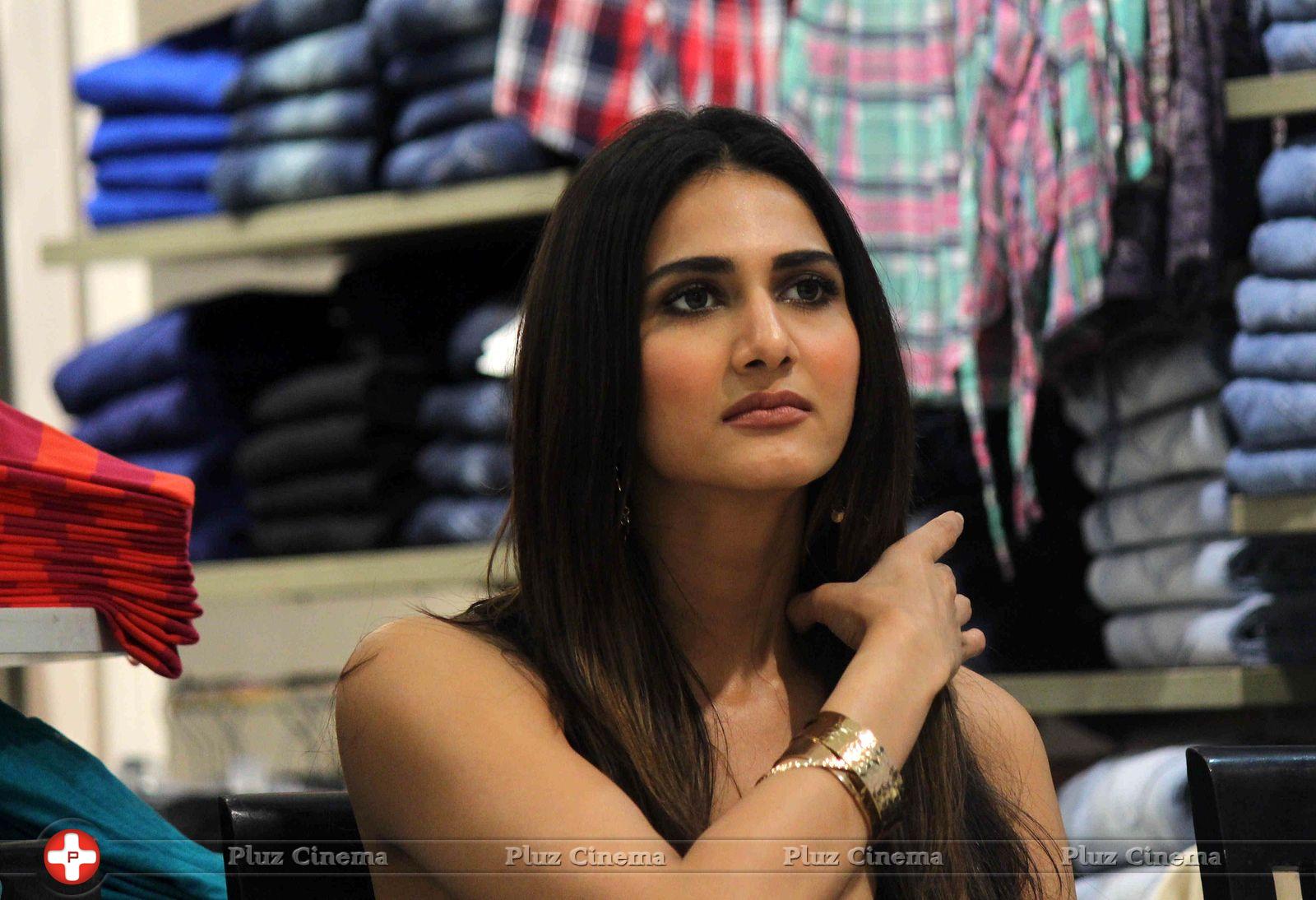 Vaani Kapoor unveils Max Summer 2014 collection Photos | Picture 723291