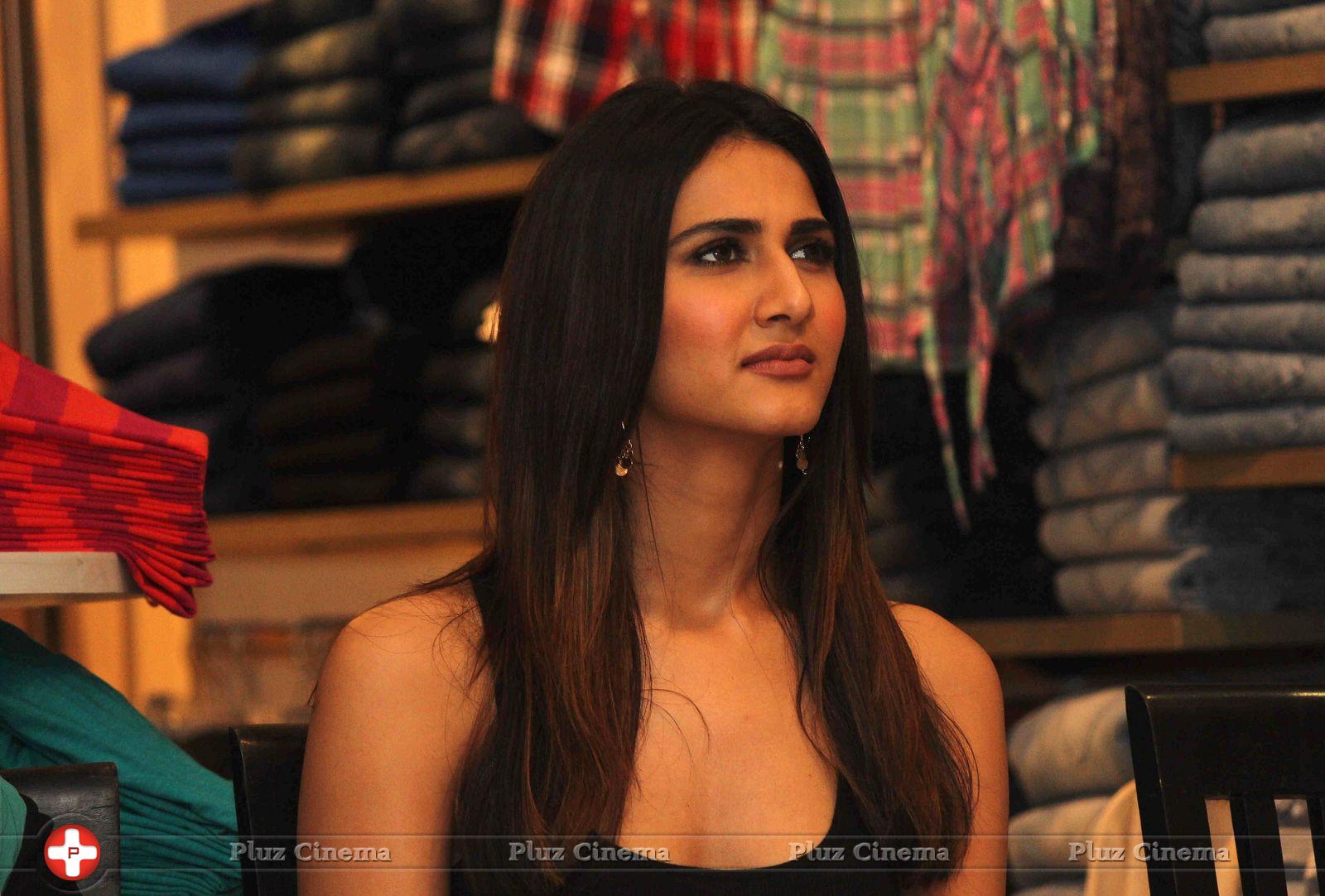 Vaani Kapoor unveils Max Summer 2014 collection Photos | Picture 723292