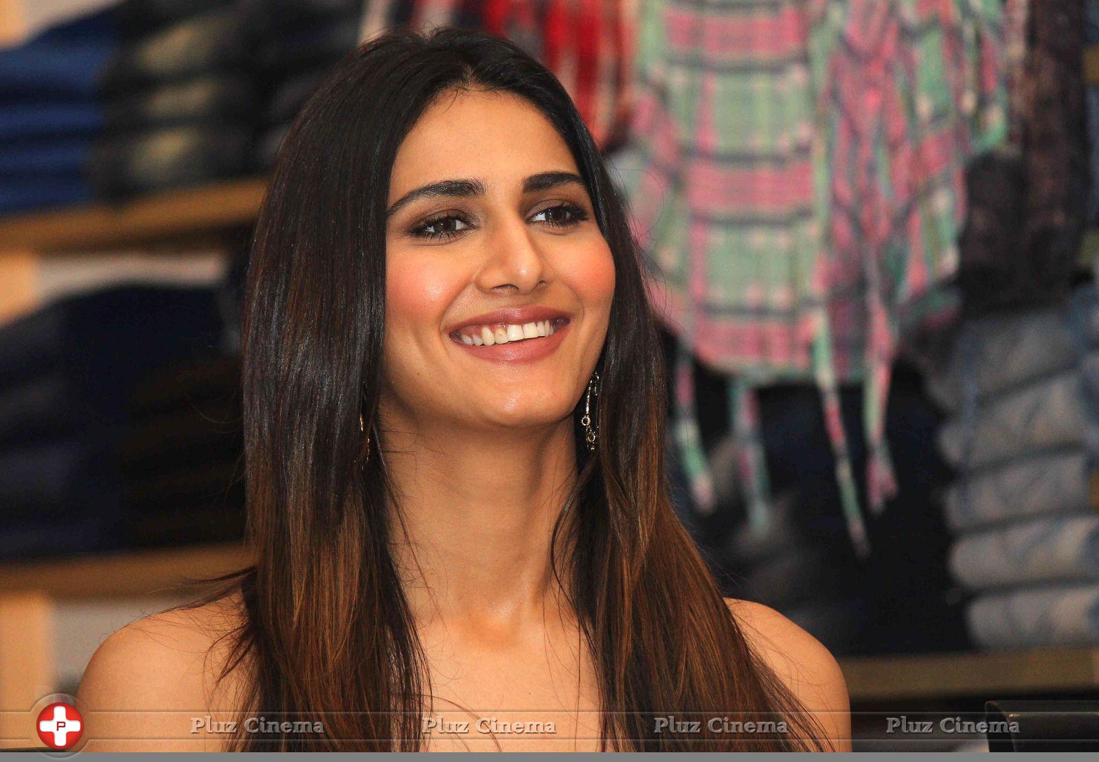 Vaani Kapoor unveils Max Summer 2014 collection Photos | Picture 723293