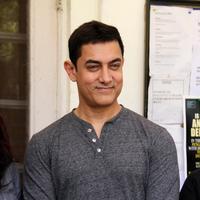 Aamir Khan - Aamir Khan interacts with women journalist Photos | Picture 724021