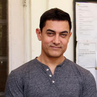 Aamir Khan - Aamir Khan interacts with women journalist Photos | Picture 724022