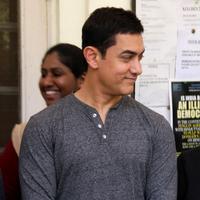 Aamir Khan - Aamir Khan interacts with women journalist Photos | Picture 724023