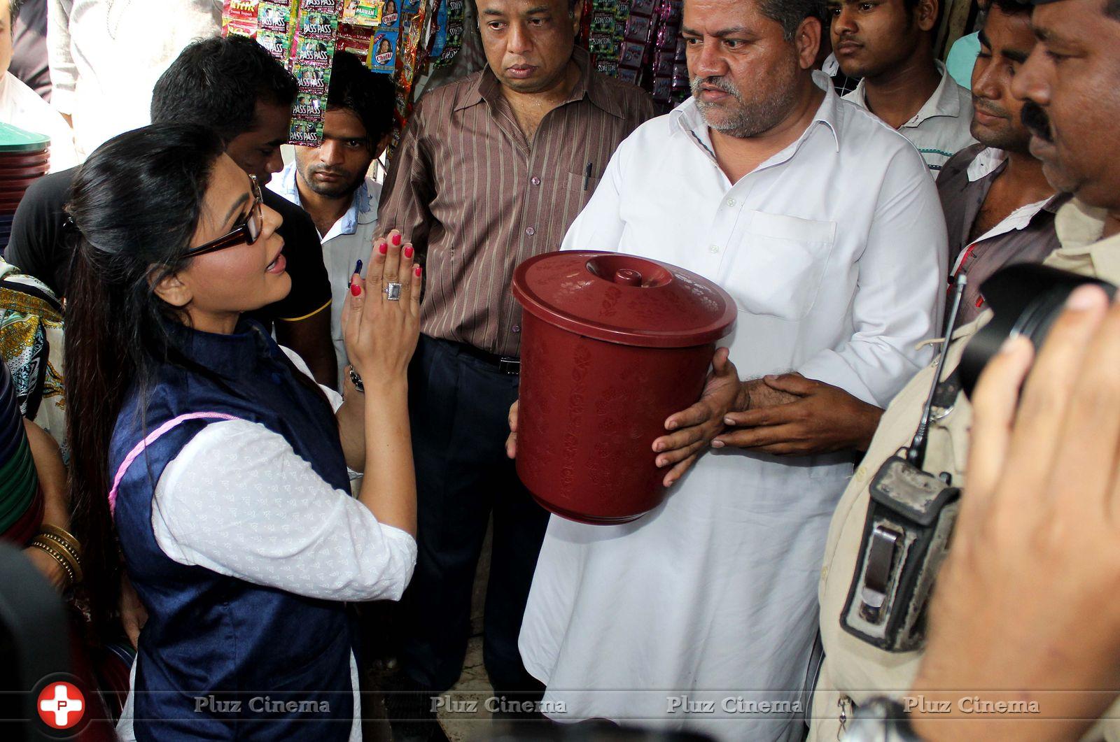 Rakhi Sawant distributes dustbins to needy people Stills | Picture 725324