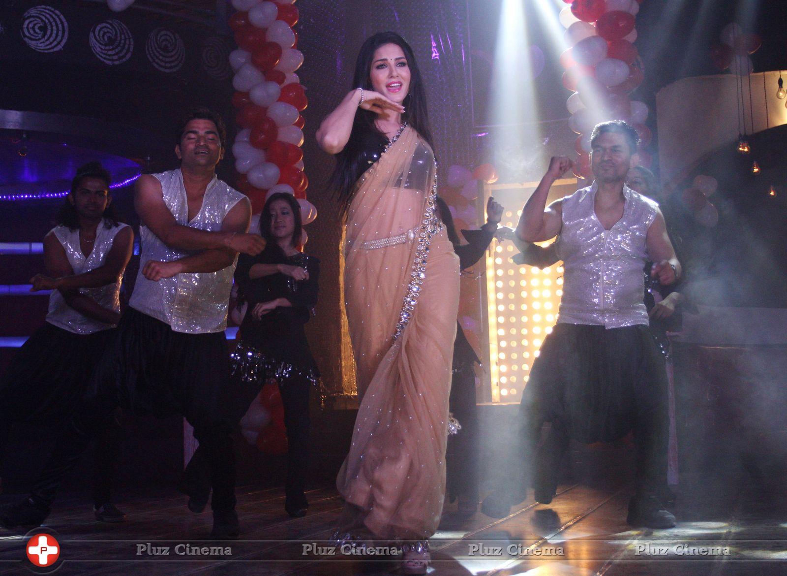Sunny Leone - Sunny Leone Promotes Ragini MMS2 on the sets of Zee TV serial Pavitra Rishta Stills | Picture 724087