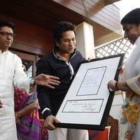 Sachin and Lata Mangeshkar visit Raj Thackeray's residence Stills | Picture 725790