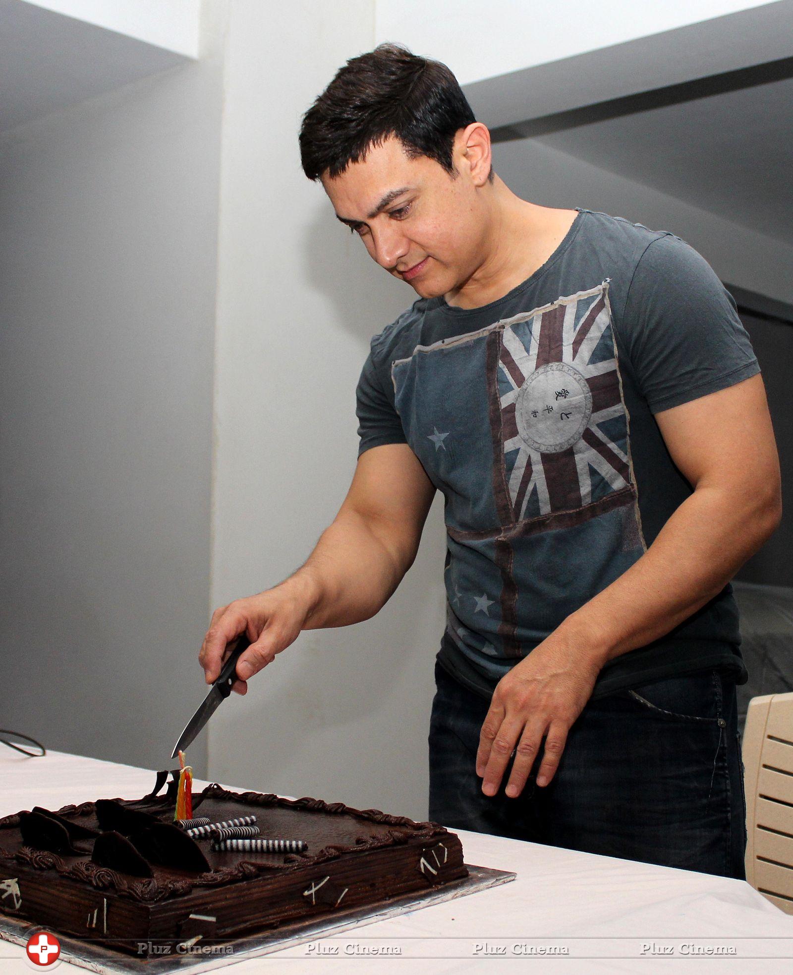 Aamir Khan - Aamir Khan celebrates his 49th birthday Photos | Picture 727899