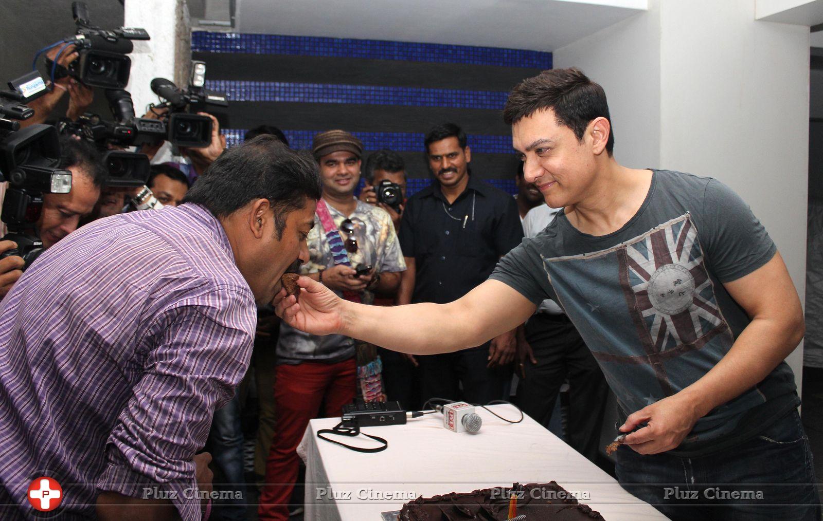 Aamir Khan - Aamir Khan celebrates his 49th birthday Photos | Picture 727903