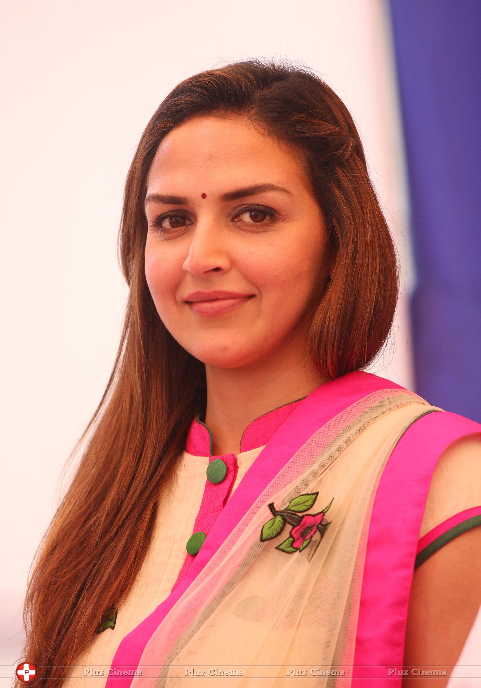 Esha Deol - Esha Deol launches free computer education for youth Stills | Picture 727873
