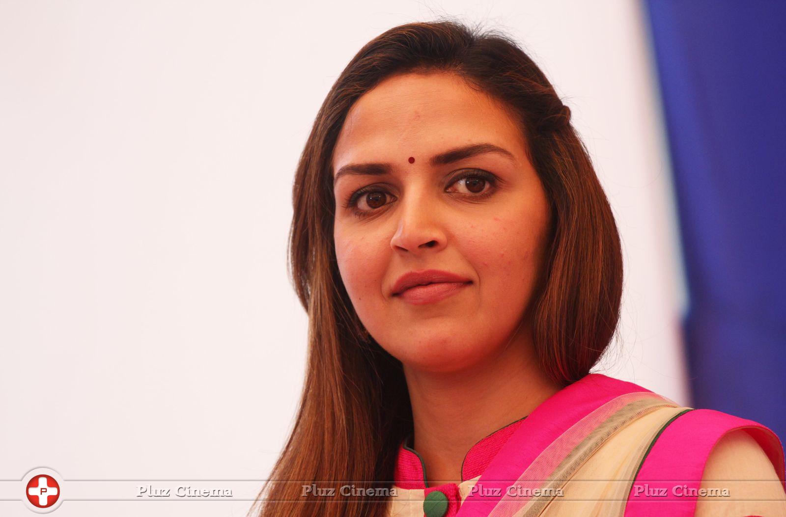 Esha Deol - Esha Deol launches free computer education for youth Stills | Picture 727879