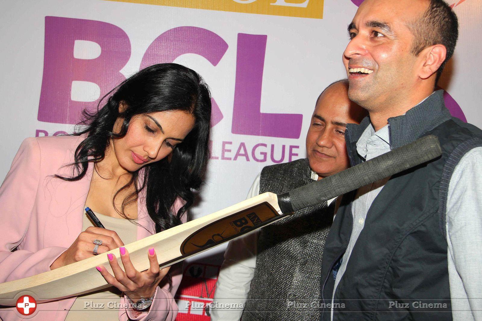 TV stars unveil the Golden Bat of Box Cricket League Photos | Picture 732262
