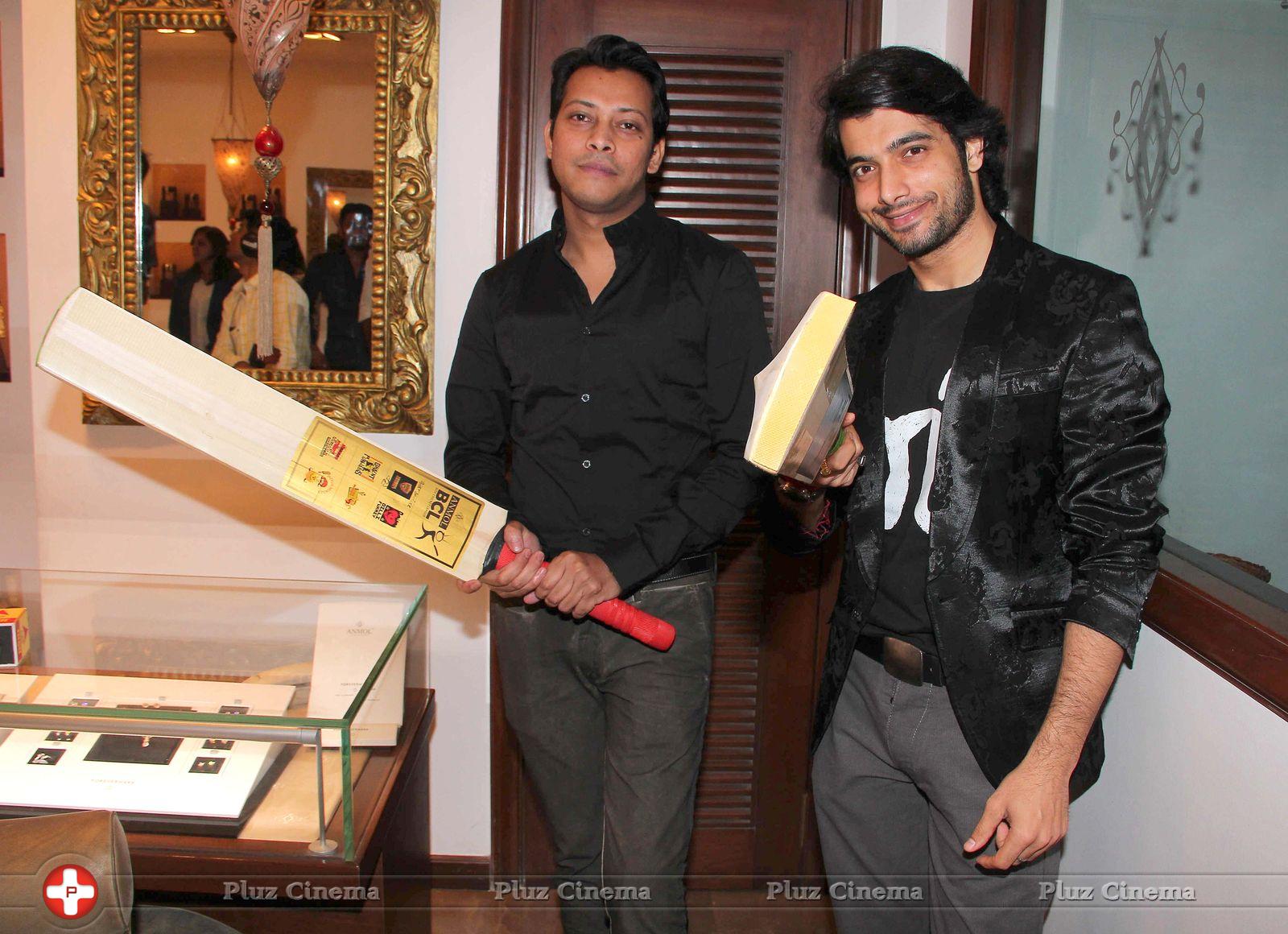 TV stars unveil the Golden Bat of Box Cricket League Photos | Picture 732269