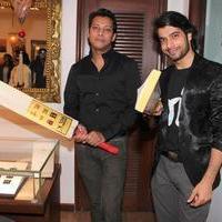 TV stars unveil the Golden Bat of Box Cricket League Photos