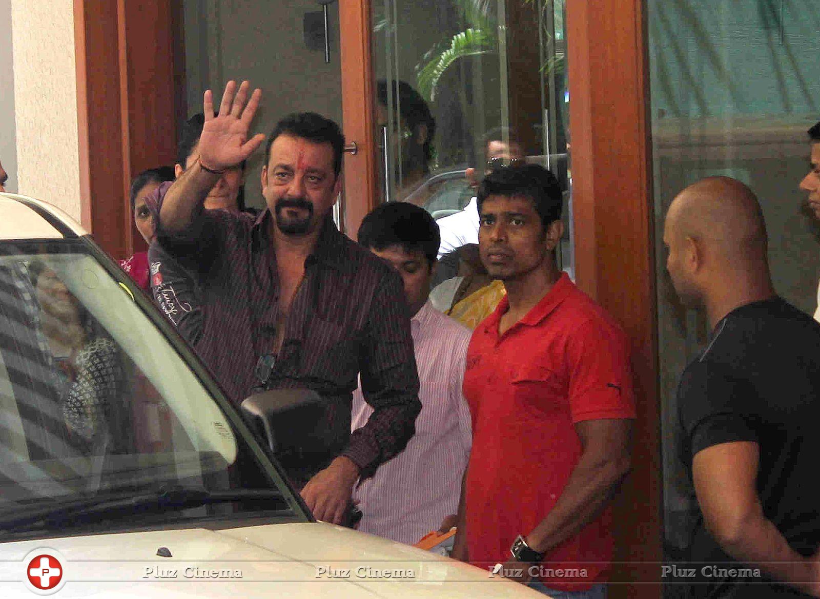 Sanjay Dutt - Sanjay Dutt leaves for jail Photos | Picture 732619