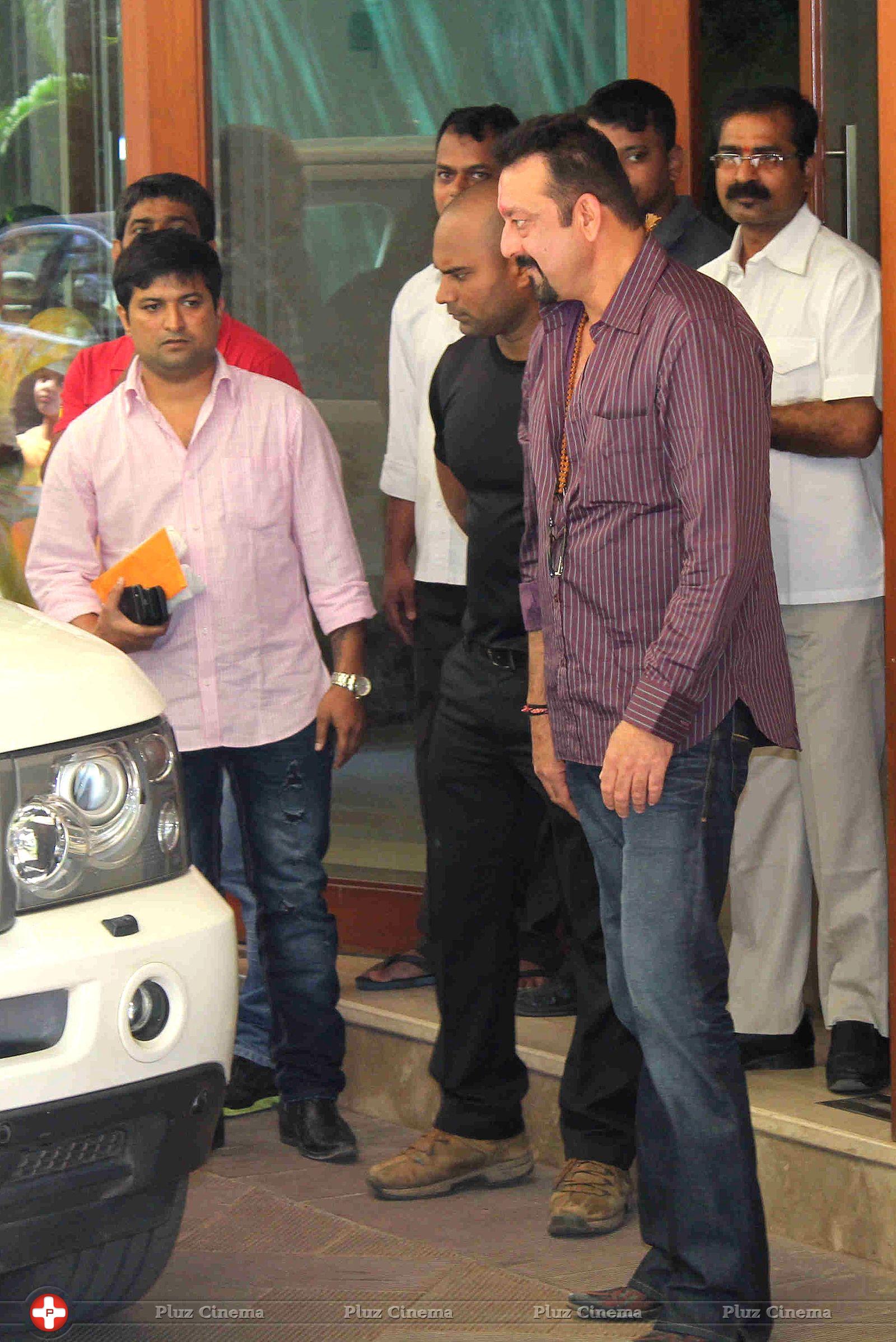 Sanjay Dutt - Sanjay Dutt leaves for jail Photos | Picture 732623