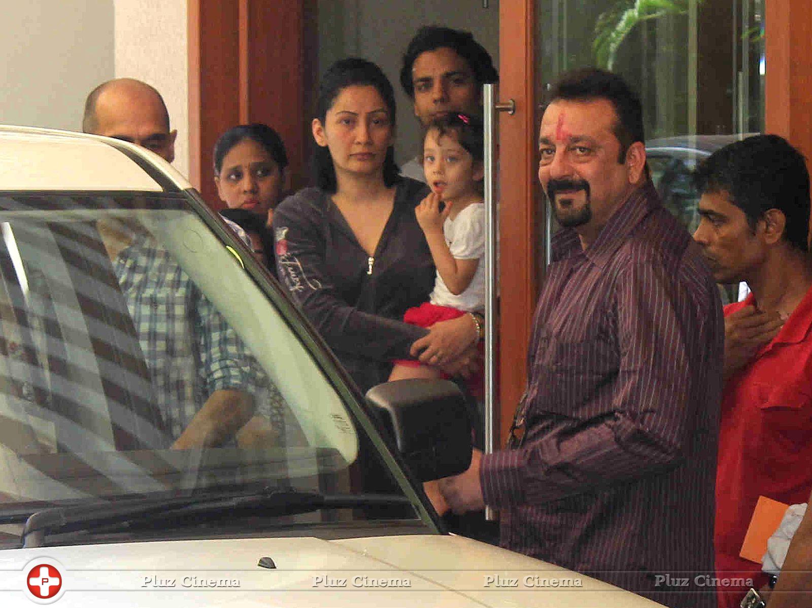 Sanjay Dutt - Sanjay Dutt leaves for jail Photos | Picture 732624
