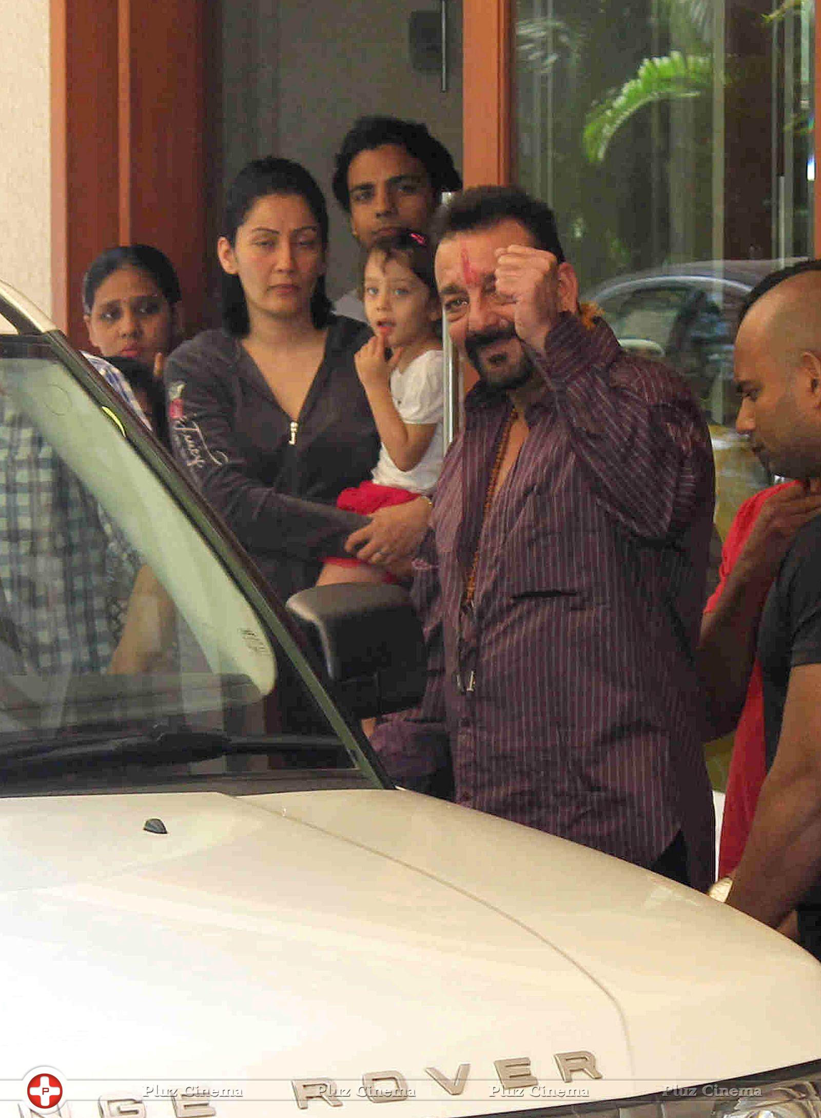 Sanjay Dutt - Sanjay Dutt leaves for jail Photos | Picture 732625