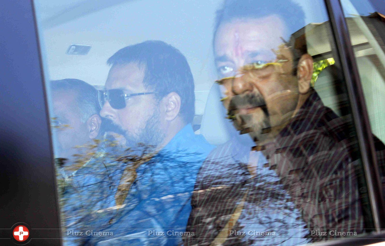 Sanjay Dutt - Sanjay Dutt leaves for jail Photos | Picture 732626