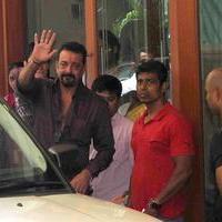 Sanjay Dutt - Sanjay Dutt leaves for jail Photos