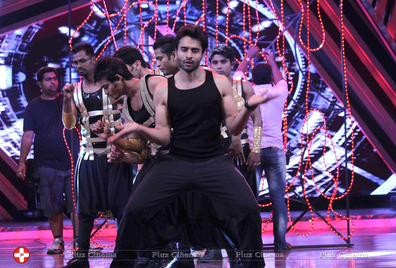 Jackky Bhagnani - Jackky Bhagnani promotes his film Youngistaan on the sets of Boogie Woogie Photos | Picture 733336