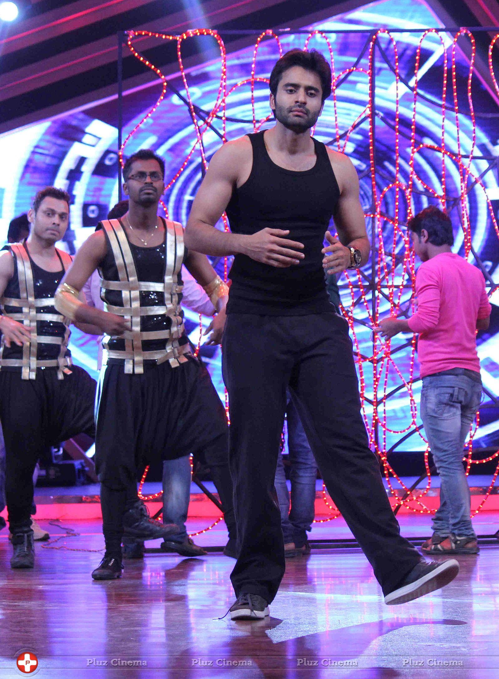 Jackky Bhagnani - Jackky Bhagnani promotes his film Youngistaan on the sets of Boogie Woogie Photos | Picture 733344